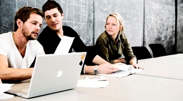 STDK. Students around computer in lab