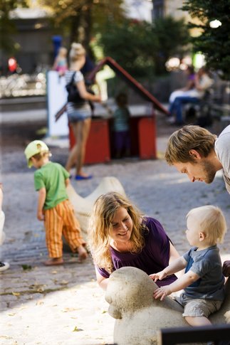 STDK. Family playing 